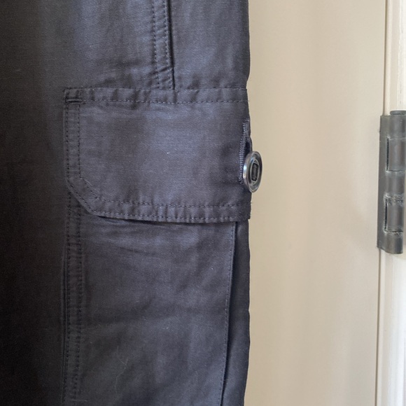 Women’s Vince black pants size Large 36% linen with cargo pockets Capri length - Picture 5 of 9